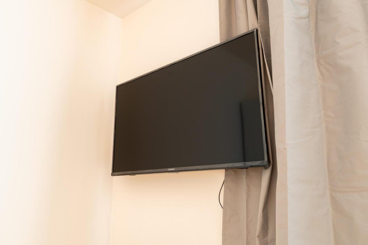 Brand New Two Room Apartment #34 With Free Secure Parking In The Center Praag Buitenkant foto
