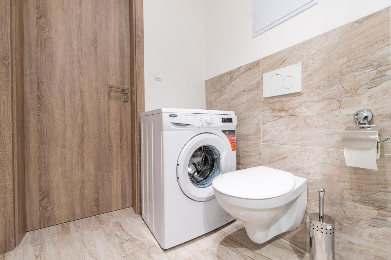 Brand New Two Room Apartment #34 With Free Secure Parking In The Center Praag Buitenkant foto