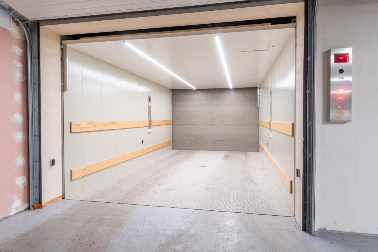 Brand New Two Room Apartment #34 With Free Secure Parking In The Center Praag Buitenkant foto
