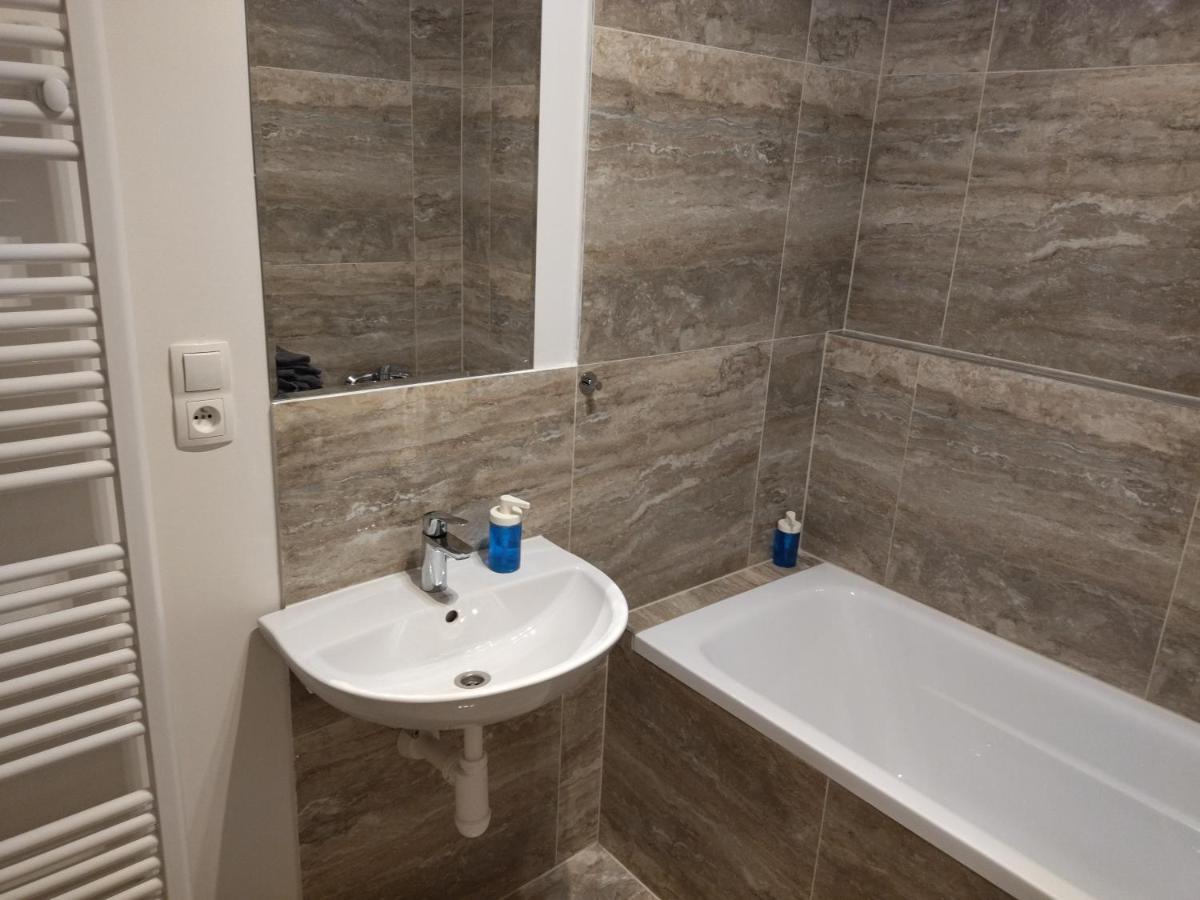 Brand New Two Room Apartment #34 With Free Secure Parking In The Center Praag Buitenkant foto
