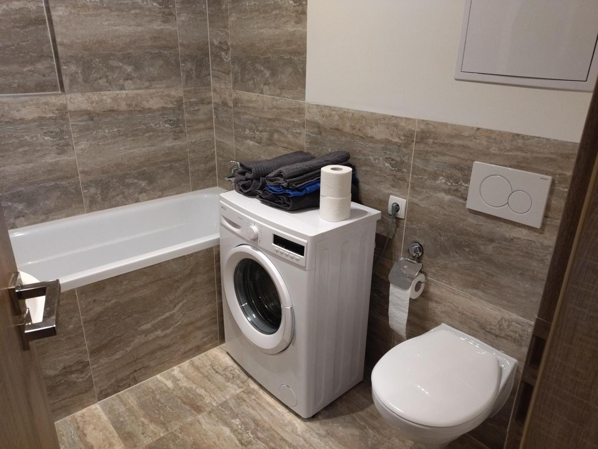 Brand New Two Room Apartment #34 With Free Secure Parking In The Center Praag Buitenkant foto